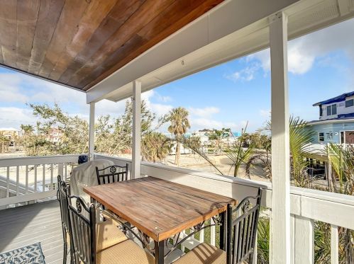 720 Matanzas Ct, Fort Myers Beach FL  33931-2120 exterior