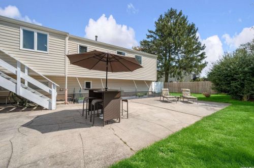 7 Newbrook Ln, Elwood NY  11731-5230 exterior