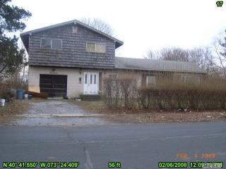 17 Ronek Dr, Amityville, NY 11701-2054