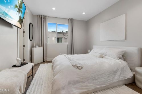 5664 Hazeltine Ave, Van Nuys CA  91423-2832 exterior