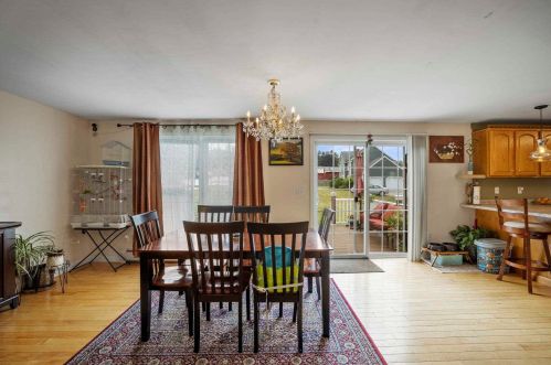 4 Ivans Ln, Dover NH  03820-9131 exterior