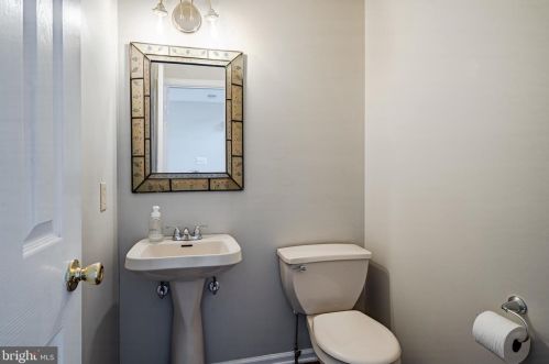 1048 Ryans Run, Boothwyn PA  19060-4411 exterior