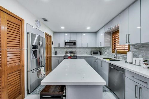 7534 5th Ct, Hialeah FL  33014-4921 exterior