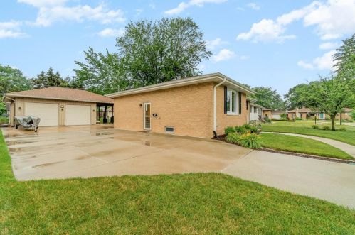 28 Carnation St, Dyer, IN 46311-1537