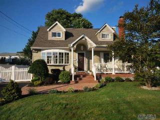 1003 Erie Ave, North Lindenhurst, NY 11757-2118