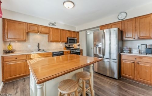 6 Devonshire Ct, Flemington NJ  08822-1813 exterior