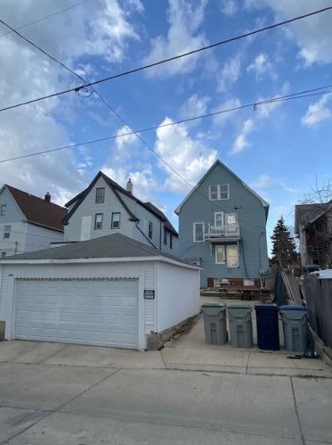 1004 32nd St, Milwaukee WI 53215-1552 exterior