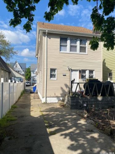 118-17 197th St, Jamaica, NY 11412-1404