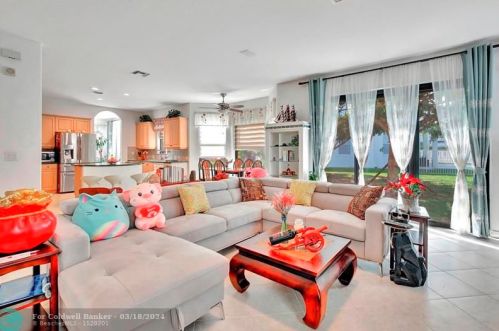 5098 168 Ave, Hollywood FL  33027-4913 exterior