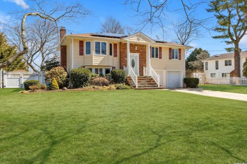 15 Purdy Ave, Elwood NY  11731-4501 exterior