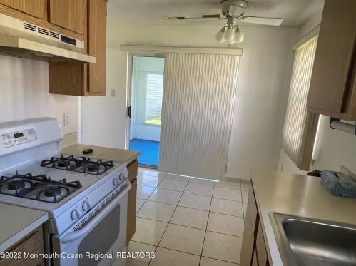 13 Linton Close, East Freehold NJ 07728-3816 exterior