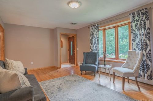 12 Whitewood Dr, Huntington CT 06484-5028 exterior