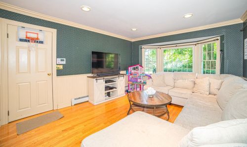 120 Lakeside Dr, Oakdale NY  11769-2250 exterior