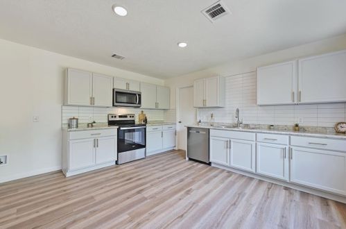 321 Emerald Fields Ln, Uhland, TX 78640-4650