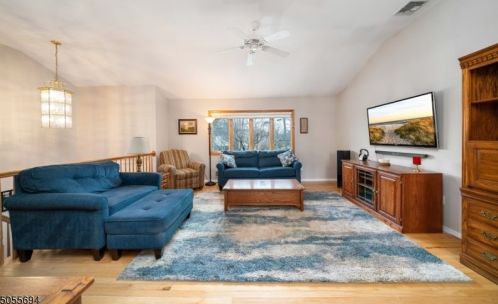 16 Dodd Ter, Verona, NJ 07044-1718