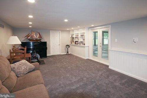 2712 Carrell Ln, Willow Grove, PA 19090-1008
