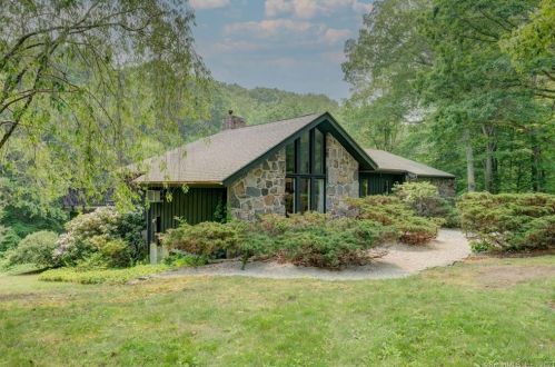35 Woodmont Dr, North Windham, CT 06250-1530