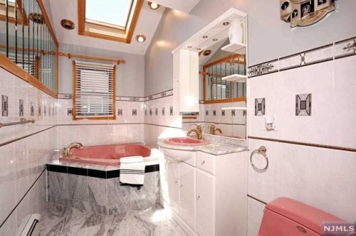 19 Elmhurst St, Elmwood Park NJ  07407-1320 exterior