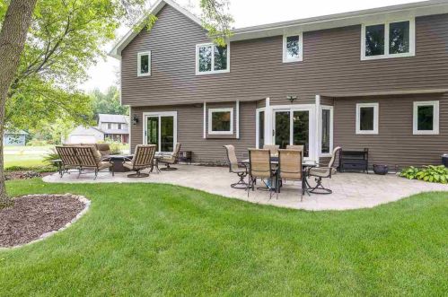 1304 Sunny Creek Dr, Green Bay, WI 54313-5885