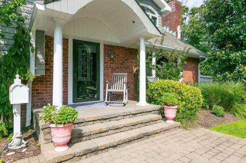 40 Skookwams Ct, West Islip, NY 11795-4604