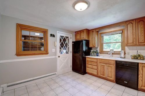 72 Greenwood Dr, Manchester, CT 06042-3438