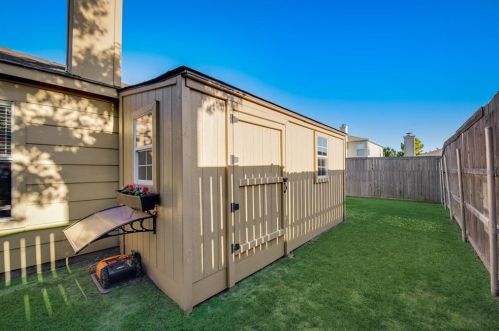 1013 Greenbend Dr, Denton TX  76210-8677 exterior