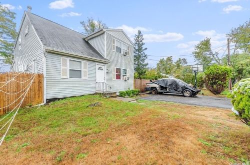 60 Locust St, Central Islip NY  11722-3126 exterior