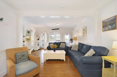 28 Narragansett Ave, Marthas Vineyard MA 02539-4428 exterior