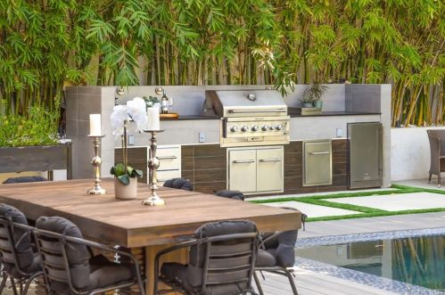 15245 Greenleaf St, Van Nuys CA 91403-4010 exterior