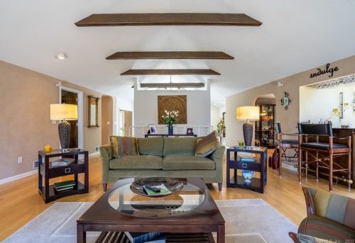 9 Stuart Dr, Bloomfield CT 06002-1524 exterior