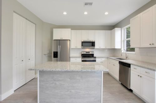 857 Cavern Ave, Fort Pierce, FL 34983-2773