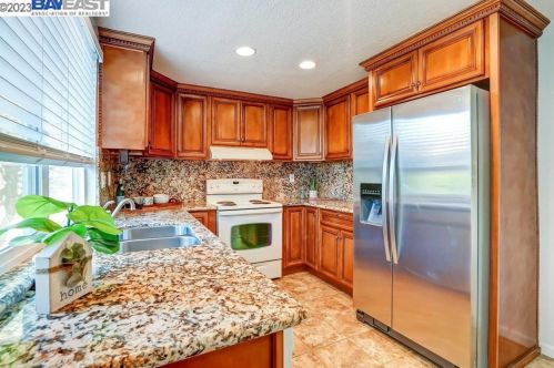 32824 Oakdale Ct, Union City CA  94587-5426 exterior