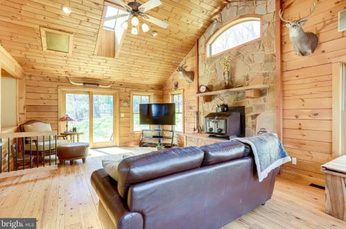 3714 Mountain Rd, Haymarket VA  20169-1739 exterior