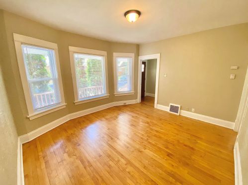 2921 14th St, Milwaukee, WI 53215-3842