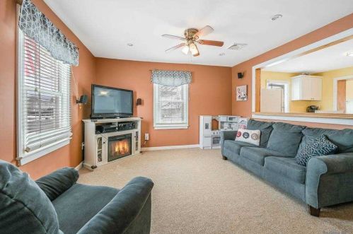 169 Verona Pkwy, North Lindenhurst, NY 11757-6122