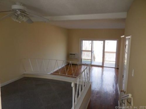 135 Woodland Dr, Uncasville, CT 06382-1510
