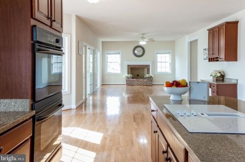 7337 Hooes Rd, Springfield VA 22152-3704 exterior