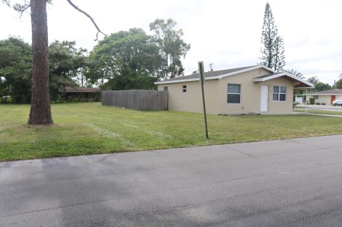4762 Cole St, West Palm Beach, FL 33417-5947