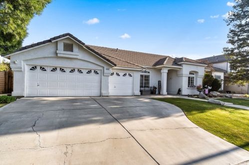 8408 Whitewater Dr, Bakersfield, CA 93312-4932