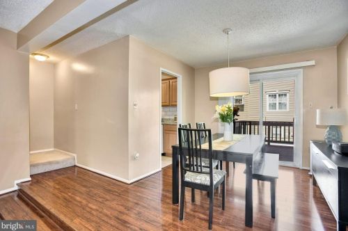 2376 Hunters Square Ct, Herndon VA  20191-2818 exterior