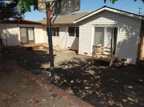 2709 Shamrock Dr, Richmond CA  94806-1524 exterior