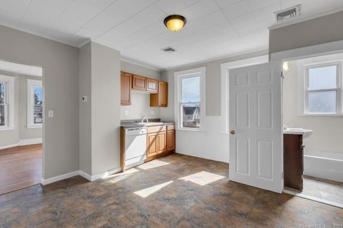 30 Foster St, Manchester CT 06040-5330 exterior