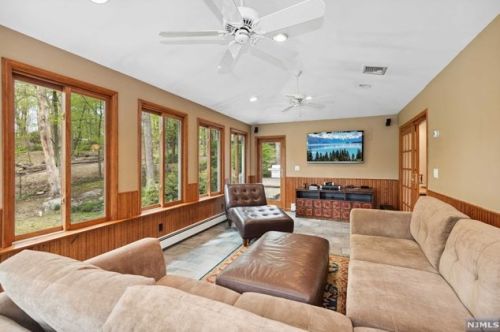 1 Springwood Ter, Kinnelon NJ  07405-2166 exterior