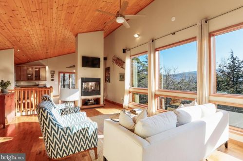 452 Settlers Valley Way, Lost City, WV
