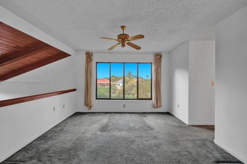 7692 Oakmont Cir, Hialeah FL  33015-2046 exterior