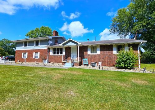 2531 Alamae Lakes Rd, Amity, PA 15311-1532