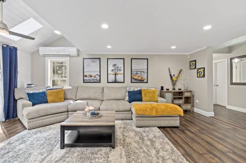 62 Demello Dr, Tiverton RI  02878-2770 exterior