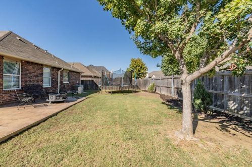 916 Raleigh Path Rd, Denton TX 76208-2907 exterior