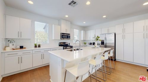 14711 Sherman Way, Van Nuys CA  91405-2215 exterior