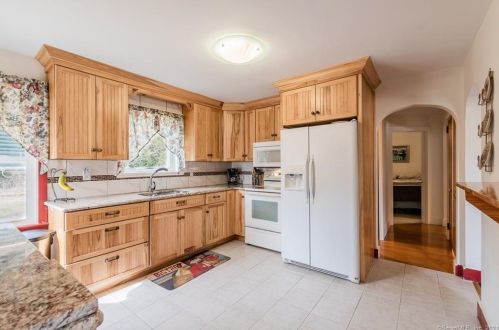 996 Hartford Tpke, Waterford CT  06385-4035 exterior